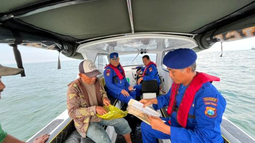 Patroli Satpolairud Polresta Sidoarjo di perairan untuk memastikan keamanan nelayan saat melaut.