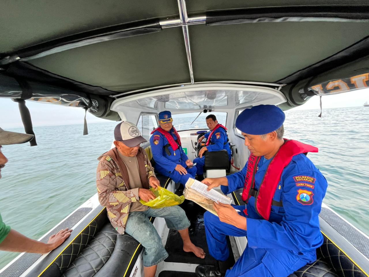 Patroli Satpolairud Polresta Sidoarjo di perairan untuk memastikan keamanan nelayan saat melaut.